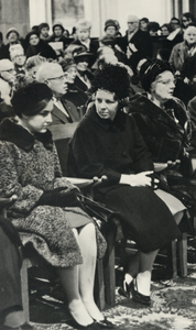501938 Afbeelding van Prinses Margriet, Prinses Beatrix en Koningin Juliana tijdens een oecumenische kerkdienst in de ...